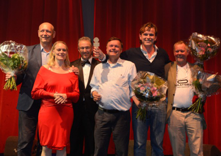 De initiatiefnemers van de Schaatsbaan met burgemeester Aboutaleb. De baan komt vanaf eind december tot en met februari volgend jaar op sportpark Toepad.