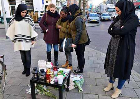 Elke dag werden de bloemen ververst bij de foto van de omgekomen vrouw. Foto's: Rinus Vuik