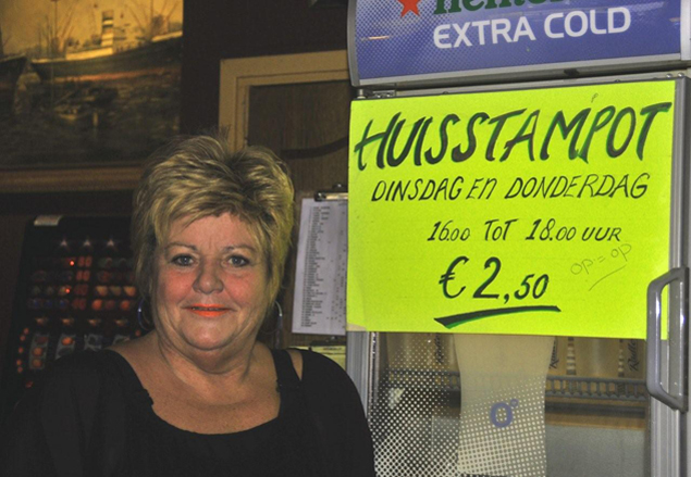 ,,In de horeca, met name bruine kroegen en eetcafees gaat het heel slecht, met omzetdalingen tot wel 30%. Daar proberen wij wat aan te doen door te stunten met ruime stamppotten voor slechts 2,50 euro,'' aldus Anneke Companje van buurtkroeg Centraal in Noord. Foto: Rinus Vuik.