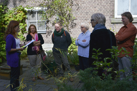 Naast de geëxposeerde kunst op verschillende locaties las een dichteres voor in een tuin aan de Lambertusstraat. 