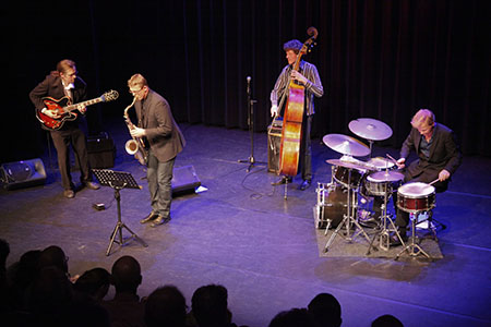 ‘Træben’ haalt zijn inspiratie vooral uit de jazz traditie en van bands als Radiohead of de Raconteurs. Jens Larsen – gitaar, Søren Ballegaard – Saxofoon, Olaf Meijer – Contrabas, Haye Jellema – Drums. Foto: Træben
