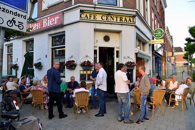 Veel vrienden van Frans de Groot kwamen afgelopen week naar café Centraal om alsnog het glas op hem te heffen.