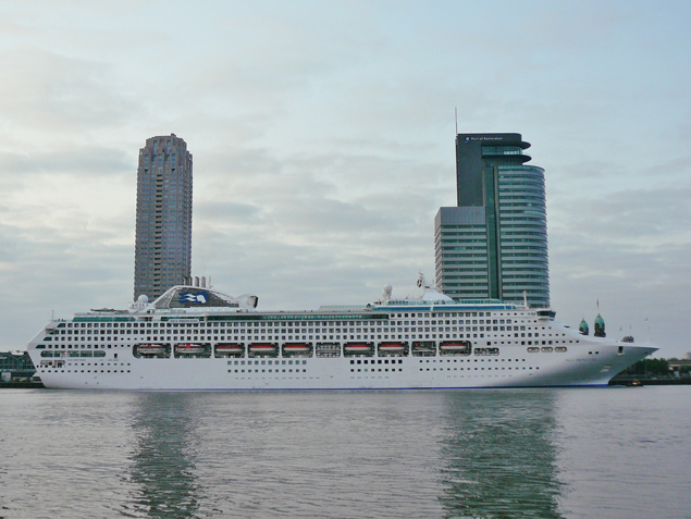 De Sea Princess aan de Wilhelminapier. Foto: Jan de Jonge van www.worldshipsocietyrotterdam.nl