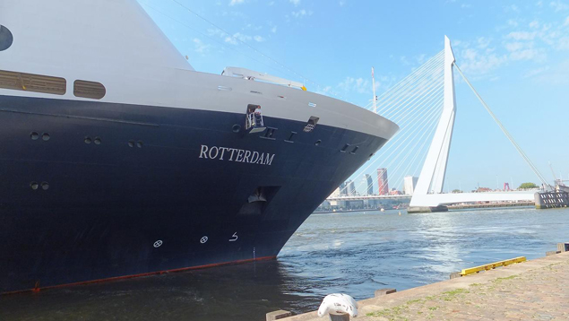 De Rotterdam vertrekt. Foto: World Ship Society Rotterdam Branch