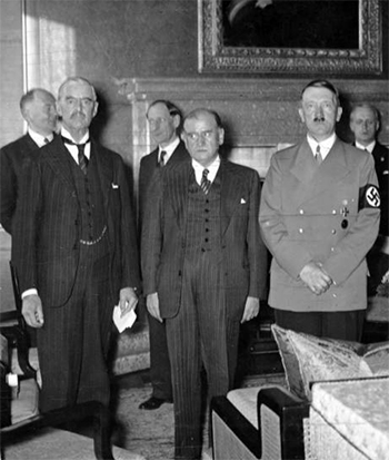 De Engelse leider Neville Chamberlain (l.) maakte zich grenzeloos belachelijk toen hij de wereld wilde laten zien, dat hij ‘Herr Hitler’ (r.) getemd had.