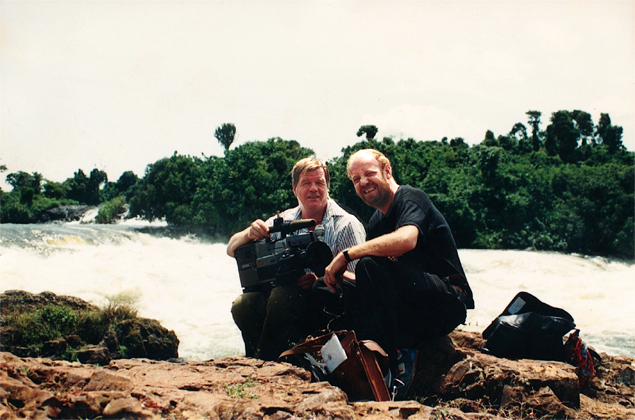 Paul Stolk en Jim Postma aan de oever en oorsprong van de Nijl in Uganda. Foto: Yvonne Nesselaar. Fotobewerking: Mishu Westerveld.