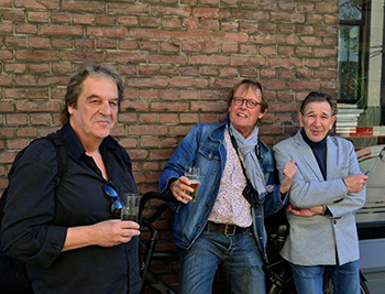 Onderonsje van de fotografen Paul Hošek, Vincent Mentzel en Wim de Boek.