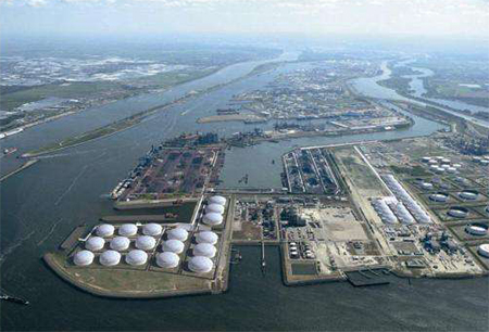 De overdracht van de grond was een belangrijke mijlpaal voor de realisatie van de tankterminal voor met name ruwe olie van het oeral-type en olieproducten. Foto: Port of Rotterdam