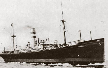 Het koopvaardijschip s.s. Noorderdyk werd door Duitse onderzeeboten tot zinken gebracht. Omdat Nederland afhankelijk was van aanvoer over zee stagneerde de aanvoer van levensmiddelen en grondstoffen.