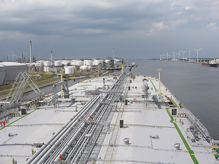  VLCC staat voor ‘very large crude carrier’. Mammoettankers dus. Hier een foto vanaf de brug van de KOKKARI. Foto’s: WSS Rotterdam Branch