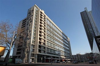 Het AD zit nu in het voormalige postgebouw aan het Delftseplein direct naast het indrukwekkende nieuwe Rotterdamse Centraal Station.