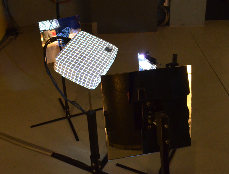 Carolien Teunisse en Bram Snijders maken de videoprojector tot acteur van zijn eigen schouwspel.