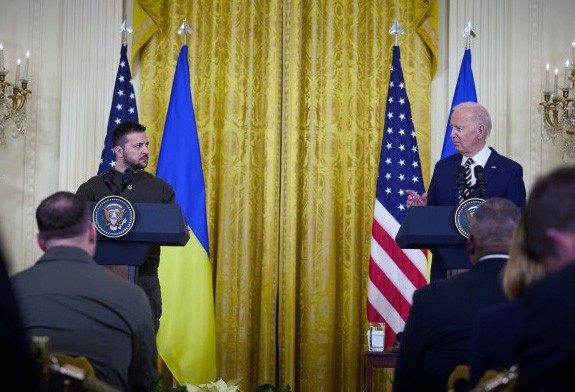 Kort nieuws: Zelensky bezoekt Biden in Washington. Totaal steun VS nu 21,9 miljard