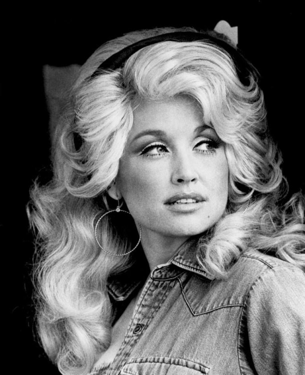 Dolly Parton (1946 – 2026)  glitter en groot songwriterstalent  (+video)