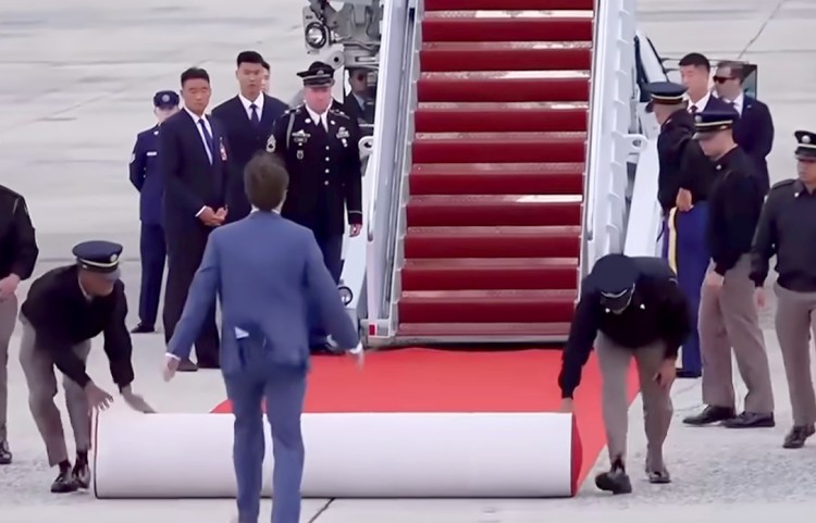 Kort nieuws buitenland: Rechter stopt Witte Huis; Topoverleg Trump-Xi; FBI gehackt; Russen stemmen als bedacht; Wereldwijde verkoopgolf obligaties; VN-duel Netanyahu en Abbas