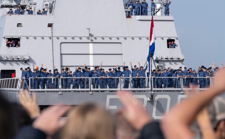 Fregat Evertsen naar Golf van Oman
