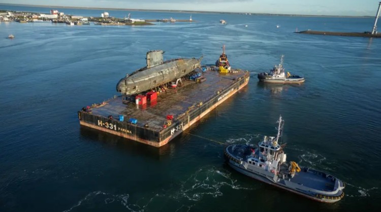 Duikboot Walrus en route naar de sloper