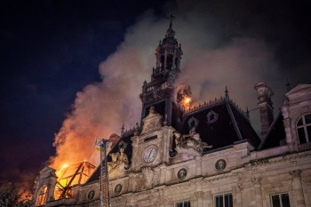 Generatieconflict in politiek Frankrijk leidt tot zware extremistische vernielingen