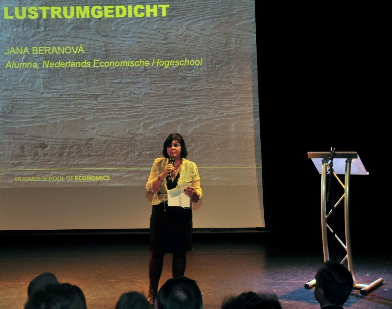 Van voormalig stadsdichter Jana Beranová, afgestudeerd aan de NEH, was er een prachtig gedicht te horen genaamd ‘Grenzeloos weiland’, over het studentenleven.