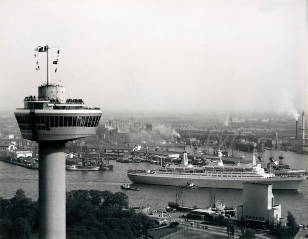 Museum Rotterdam: Rotterdam vanuit de wolken - Luchtfoto’s 1950 -1990 door Bart Hofmeester
