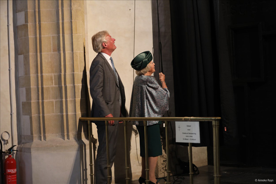 Prinses Beatrix onthult nieuw gebrandschilderd raam in de Laurenskerk - Vimarsana News